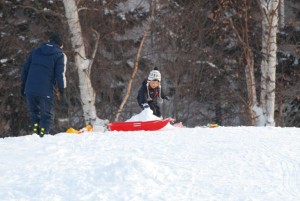 父と子の雪遊び